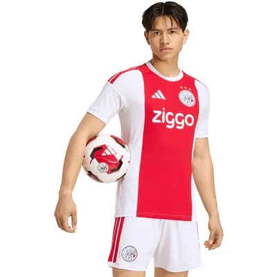 Ajax thuisshirt 2026/2027 (voorkant, wit met rode baan)
